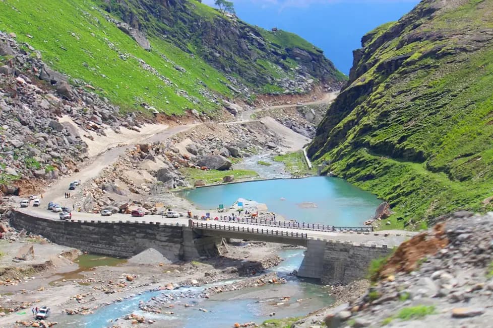 Green hills and valley near Marhi on the Manali–Rohtang approach